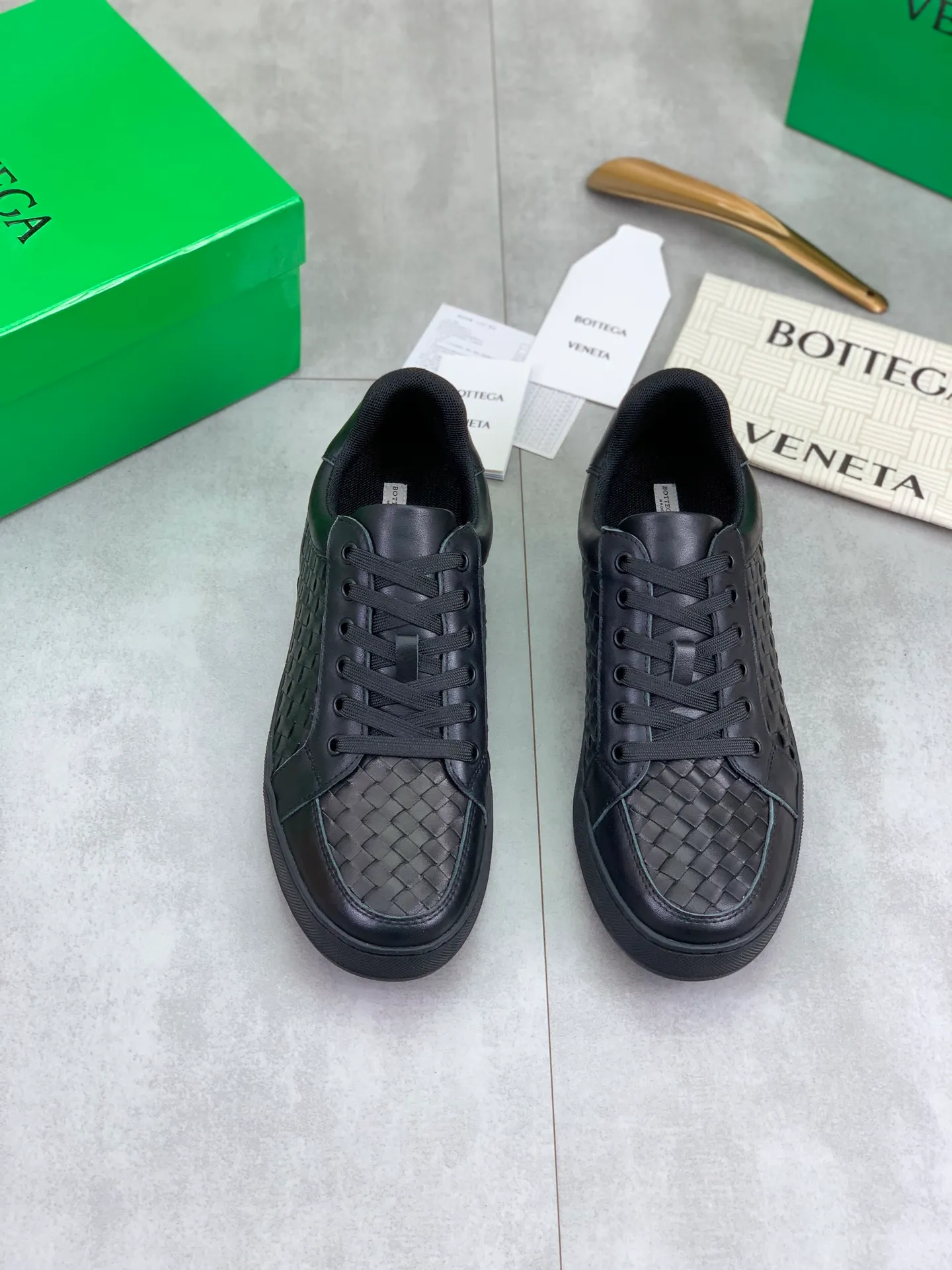 Factory price P720 💰Top quality💎💎💎 BOTTEGA VENETA official website synchronous couple👫The latest top version of the highest version of BV high-top casual shoes in the market, accept material comparison, shoe type comparison, process comparison, practical and textured, versatile, suitable for any occasion, the more you look at it, the more flavorful it becomes. Pure hand-woven craftsmanship - upper material, imported original woven calfskin - high-quality water-dyed cowhide inside - original private model customized outsole -Size: male 39-44 (customized 38 45 46) female 35-39 (customized 34 40 41) Comes with original BV green box, complete packaging.